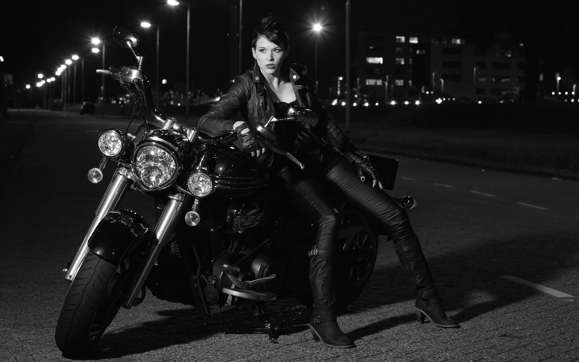 Photo Beautiful girls and motorcycles in San Marino