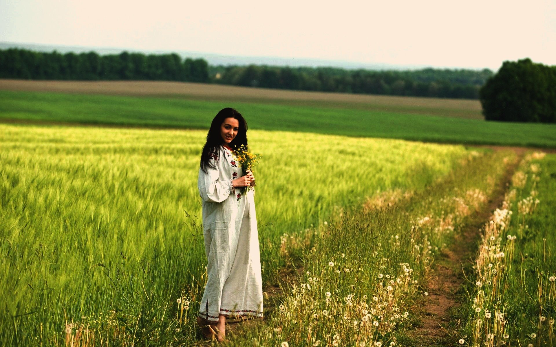 Women in Slavic costumes in San Marino