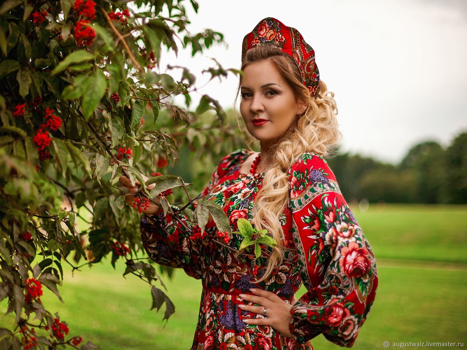 Women in Slavic costumes in San Marino
